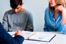 Подросток с матерью на сеансе у психотерапевта